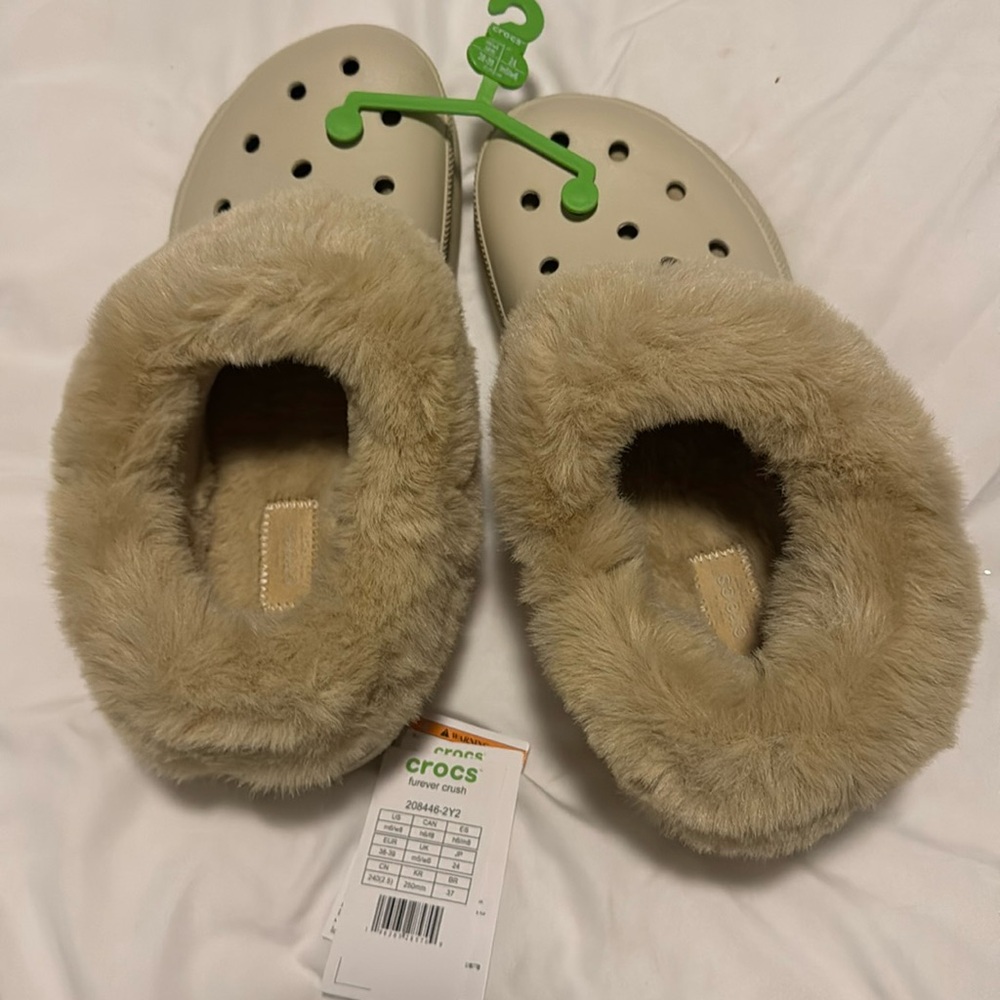 NWT Croc Stomp Lined Clog in Beige Women's Size 8 Plush Lining Fluffy Trim